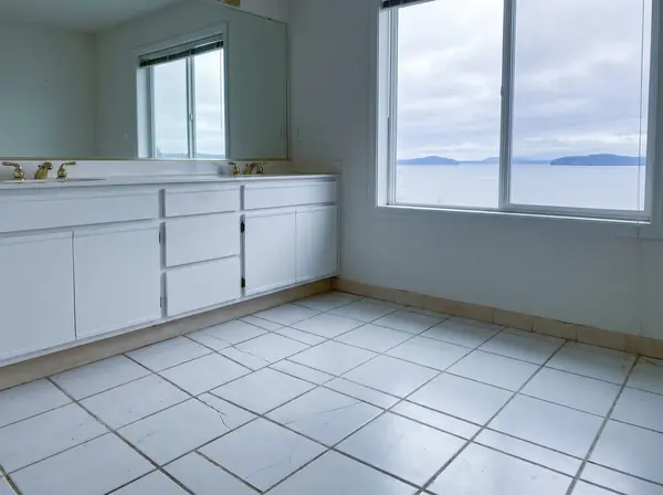 Edgemoor master bath with dated tile before porcelain replacement