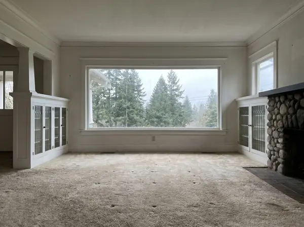 Bellingham Craftsman living room with carpet before hardwood install
